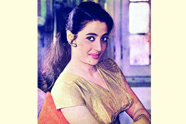 আলোচিত সেই গায়িকা এবার অভিনয়ে, চমকে দিলেন তিন সিনেমা দিয়ে